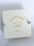 Flower press kit for kids that promotes creative crafting and nature exploration. With this custom-made press, children can press flowers and leaves to create unique art projects. Perfect for play-based learning and outdoor fun.